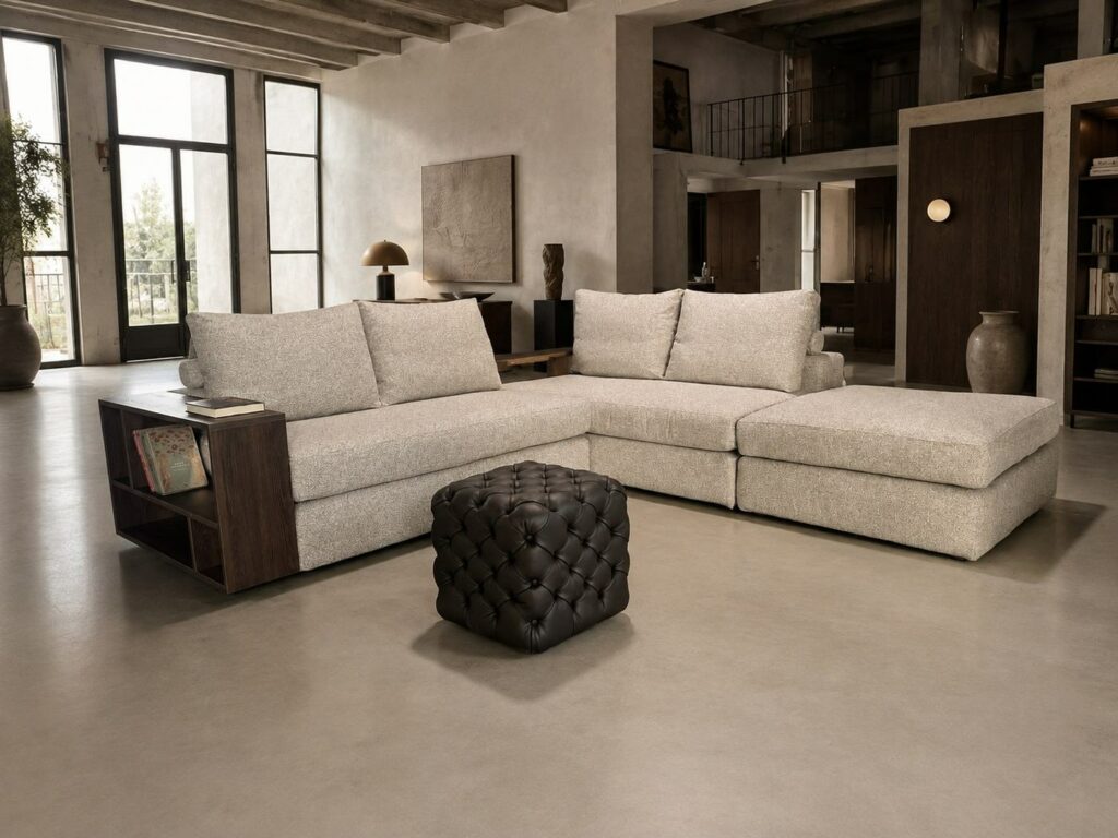 Divano TANK su misura ambientato con pouf capitonné