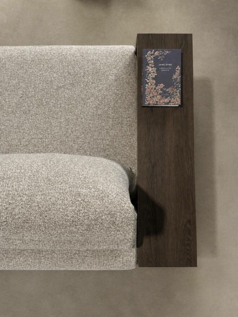 Divano TANK su misura - dettaglio bracciolo con libreria in legno